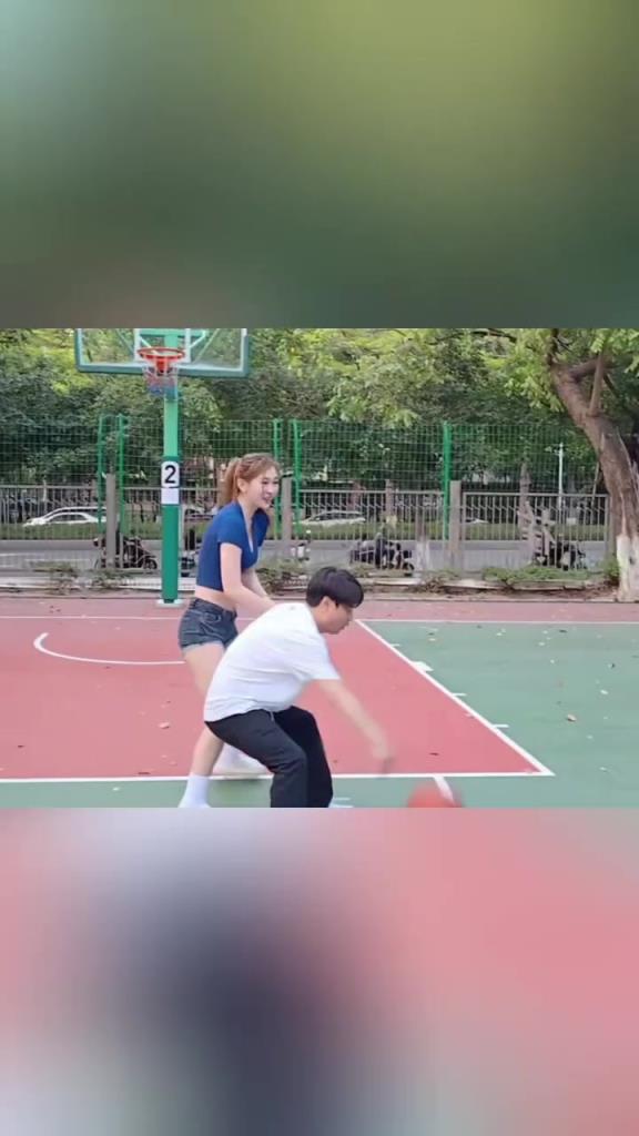 集夢(mèng)會(huì)長(zhǎng)背打一米8的女生，這是真打球??！