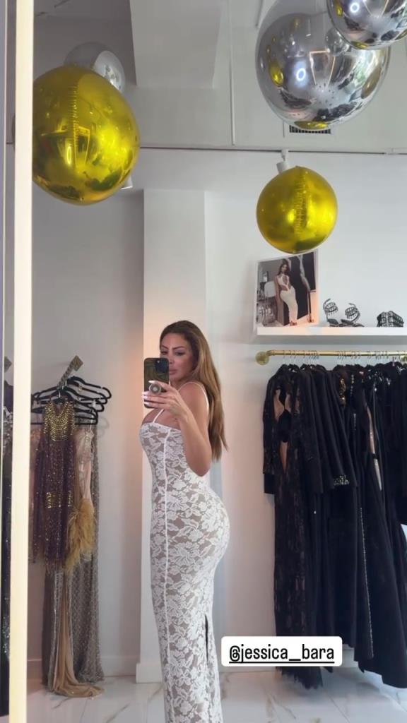 徐娘半老！皮蓬前妻穿吊帶裙自拍，這身材也太炸裂了！