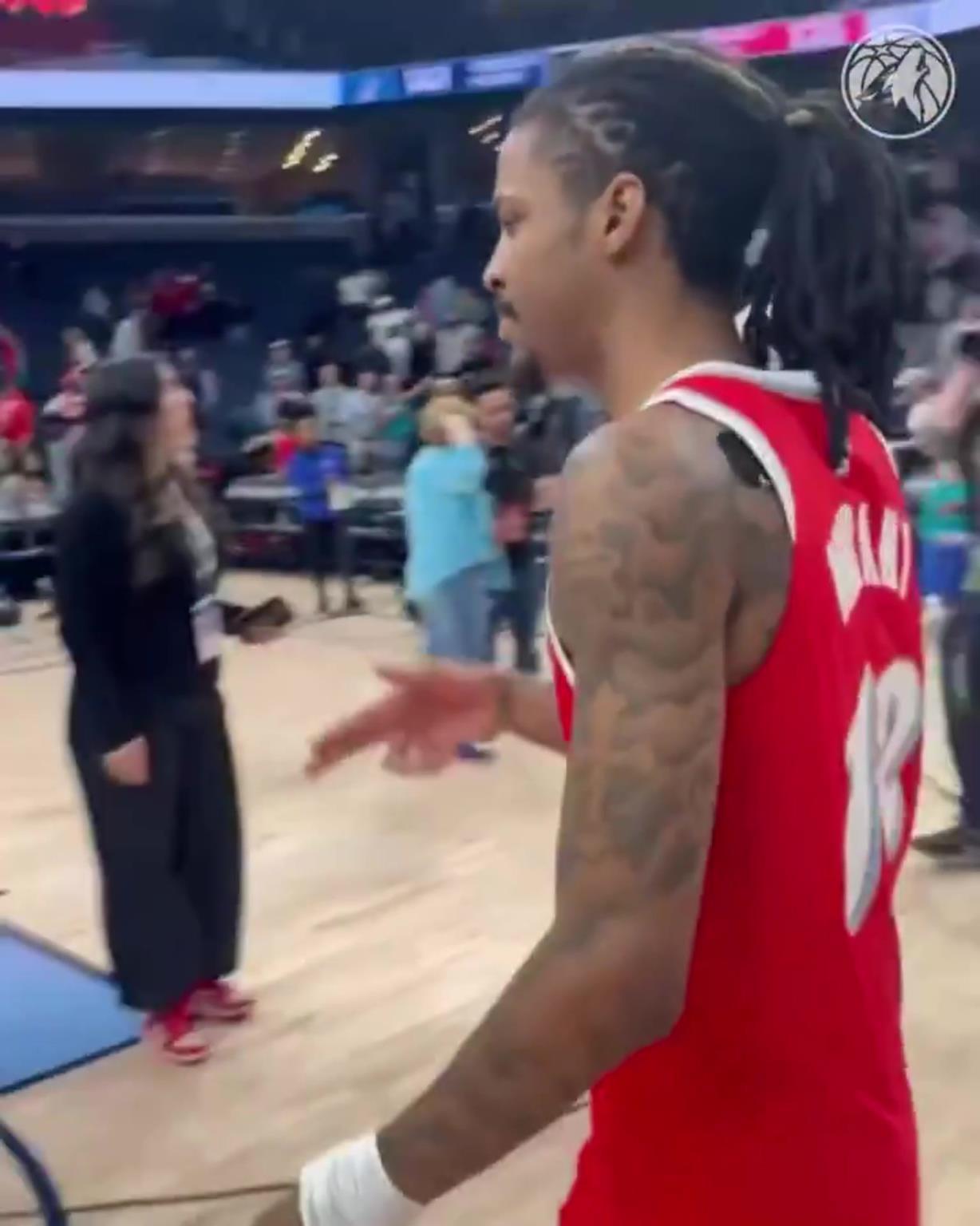 笑死！莫蘭特賽后與華子握手，竟然也是比出“手槍”的手勢