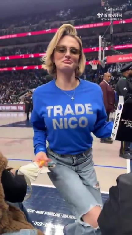 主場不準球迷打印“解雇Nico”標語，女球迷就出此下策