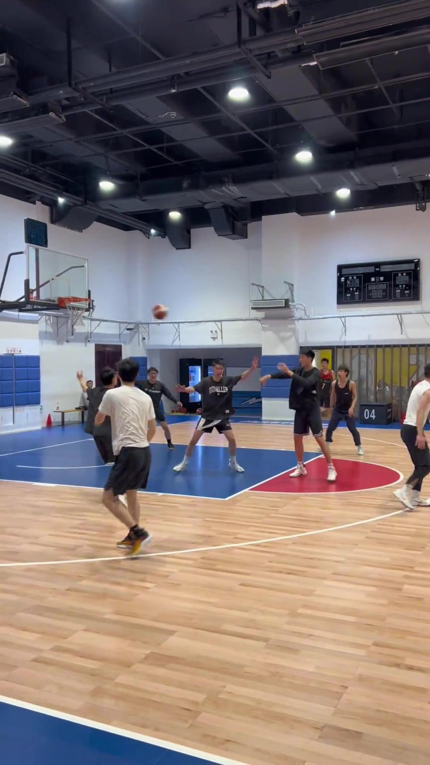 對手回家后：老婆，我今天在野球場匹配到巔峰馬刺隊了！