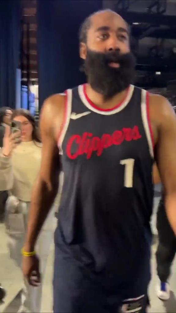 贏了！哈登賽后走回更衣室在球員通道和工作人員一一擊掌慶祝