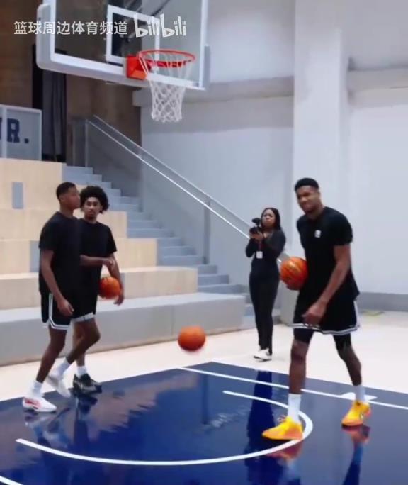 別人能學(xué)得來嗎？名場(chǎng)面：字母哥指導(dǎo)小球員籃下腳步！