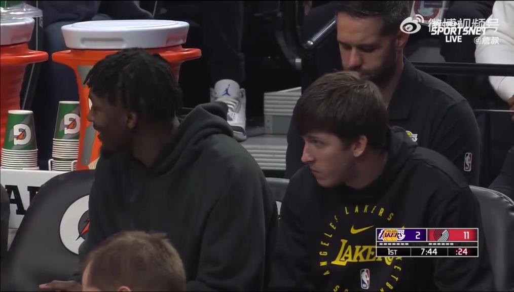 鎖定西部第三愜意得很！里夫斯輪休在板凳席上吃東西被抓拍到了