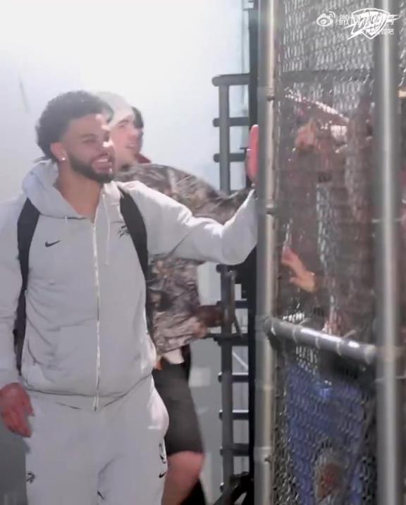 68勝歷史第五傲人戰(zhàn)績(jī)！雷霆全員回到OKC，當(dāng)?shù)厍蛎詿崆榻訖C(jī)