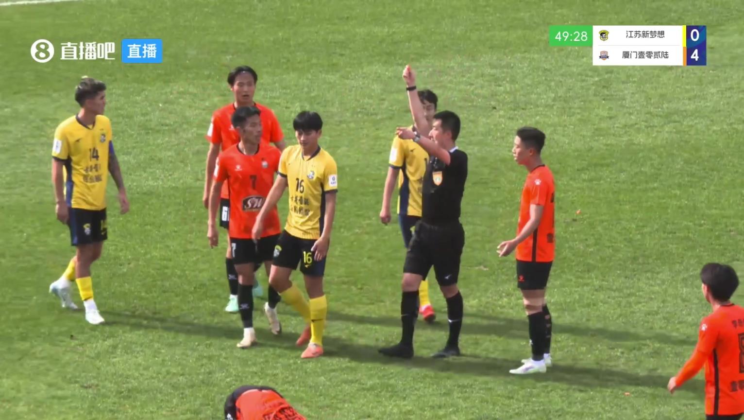 比姆巴佩抬的還高，中冠球員亮鞋釘兇狠蹬踏被裁判直紅驅(qū)逐