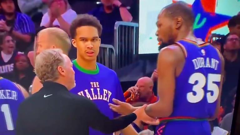 下課導(dǎo)火索？主帥布登此前抓住KD手臂要說什么，被一把甩開！