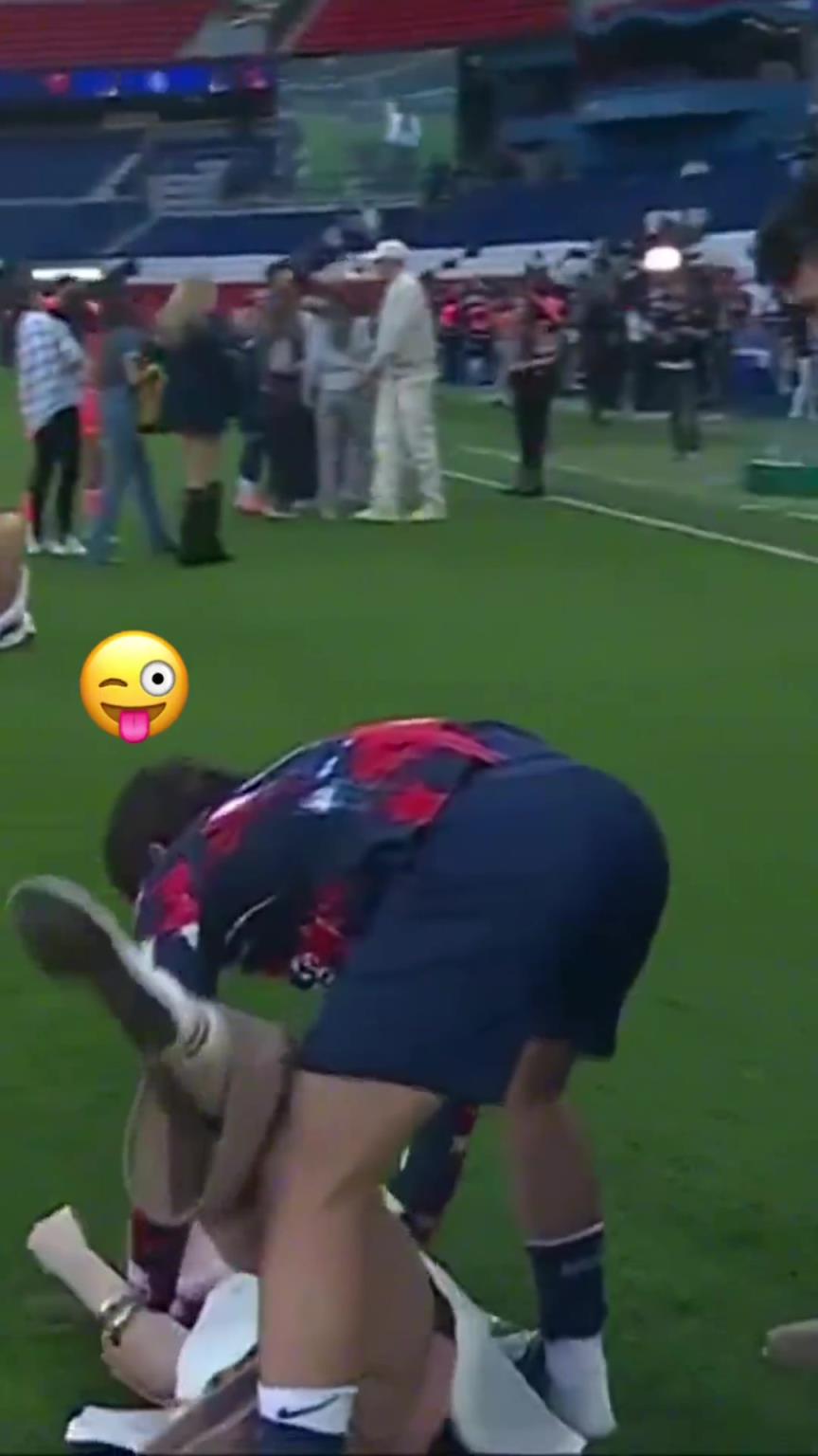 玩這么花??？?jī)?nèi)維斯在家人面前把自己女友按倒在地