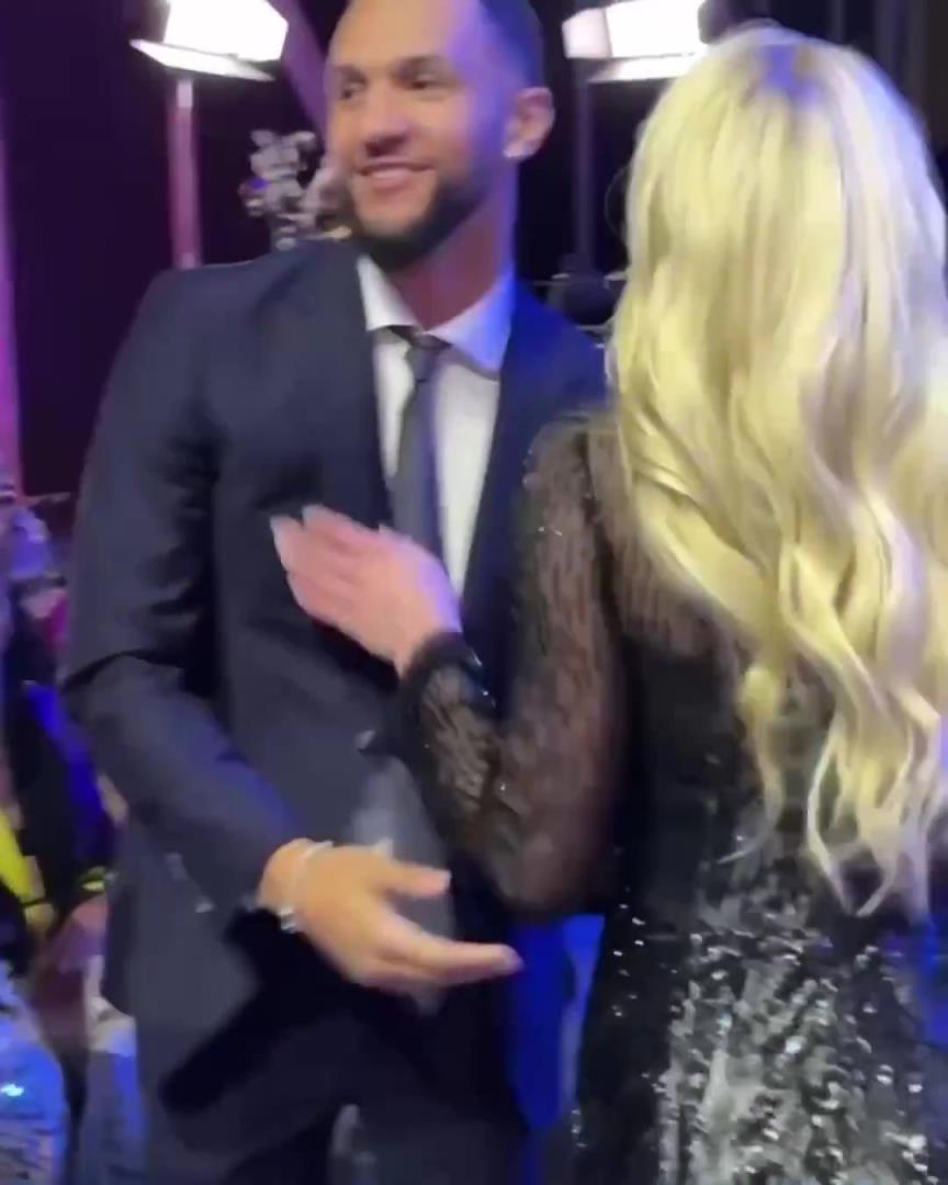 身材姣好！薩格斯的女友海莉被芝加哥天空選中！兩人接吻慶祝