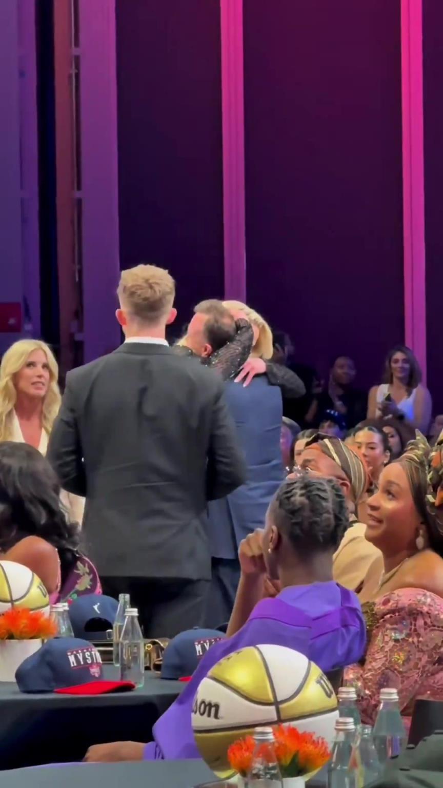 吧友們想看的正臉來了！薩格斯的女友海莉被選中后感覺快哭了