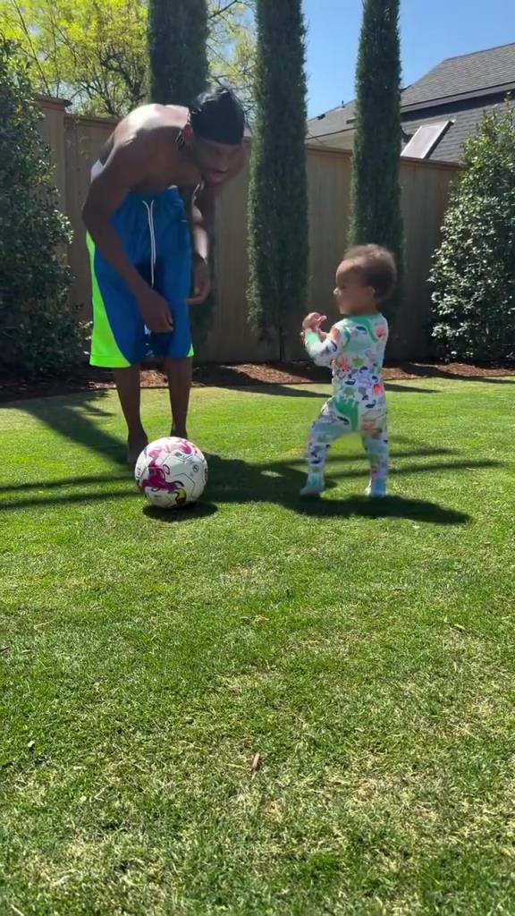 足球要從娃娃抓起！SGA帶娃踢足球，小孩摔倒時(shí)鼓掌“嘲笑”！