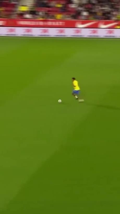 45歲還開(kāi)掛！小羅再現(xiàn)牛尾巴過(guò)人，微笑單挑門(mén)將輕松打進(jìn)